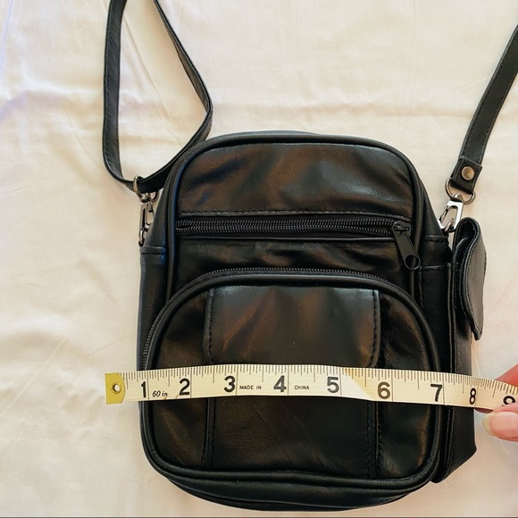 NWOT Leather Crossbody.. Back is vegan leather. Front is Leather. ADORABLE - Picture 8 of 12
